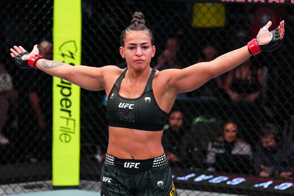 UFC: Bia Mesquisa evita nocaute, finaliza rival e se mantem invicta