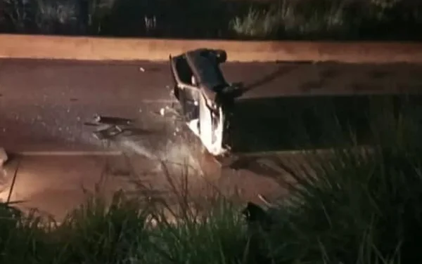goias carro cai viaduto