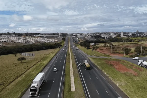 Imagem colorida de rodovia no interior de São Paulo vista por câmeras de segurança - Metrópoles