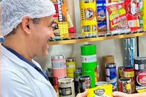 Carlos Roberto Alves Filho usando touca