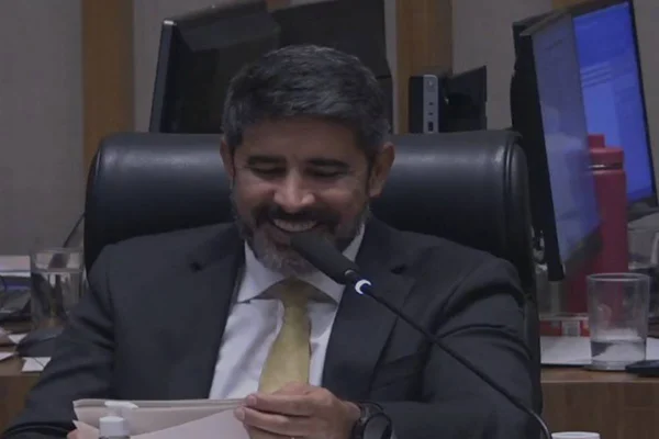 Deputado comete gafe ao instituir programa “voyeur” da melhor idade
