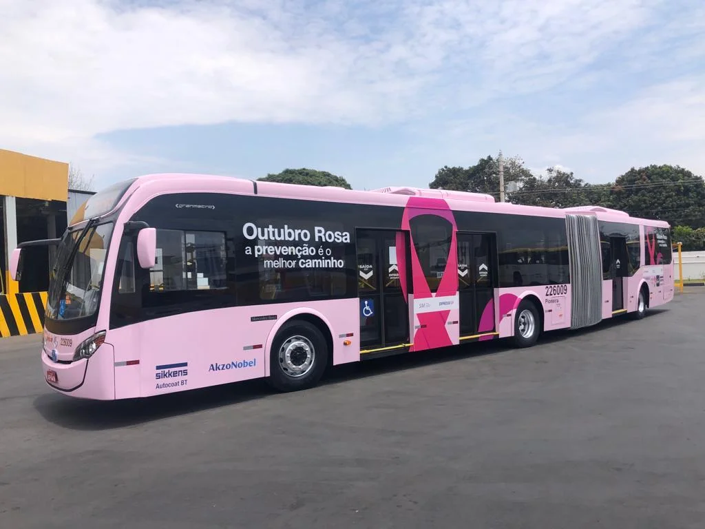 Viação Pioneira colocou ônibus pintados de rosa para circular em diversas cidades do Distrito Federal Viação Pioneira colocou ônibus pintados de rosa para circular em diversas cidades do Distrito Federal