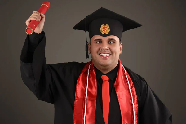 Homem com deficiência se formando. Washington Junior Linhares de Andrade tem paralisia - Metrópoles