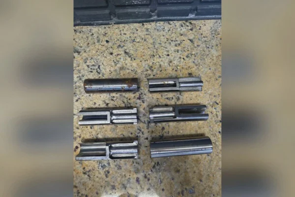Peças para fabricação caseira de arma de fogo em Ferraz