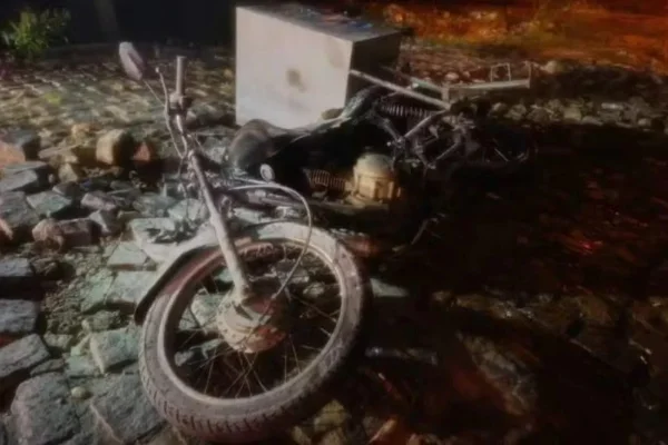 Moto incendiada - Metrópoles