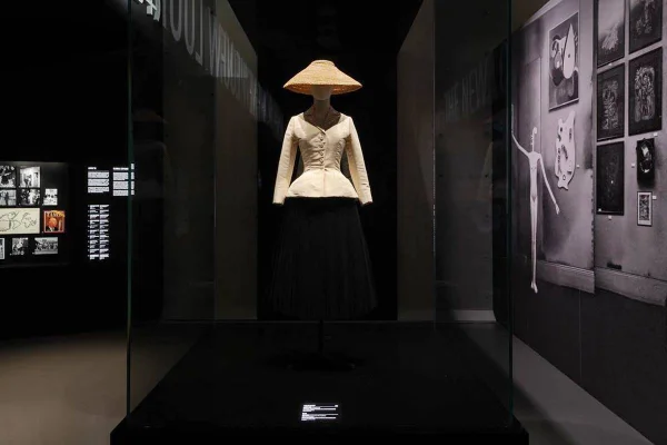 Bar Suit na exposição Christian Dior - Designer of Dreams em Xangai