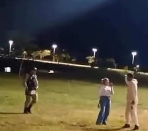 Mulher é contida por PM após jogo da Copa