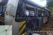 Micro-ônibus é fechado por caminhão, cai em ribanceira e deixa 3 mortos - imagem 3