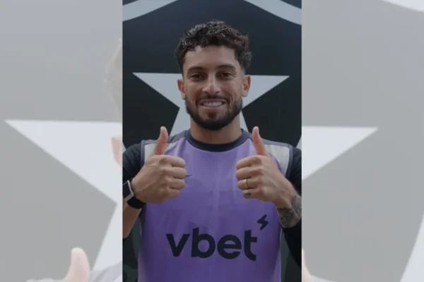 Foto colorida de Alex Telles, do Botafogo - Metrópoles