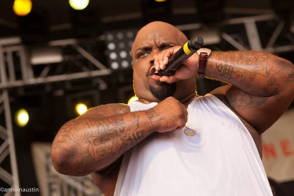 Vídeo mostra celular explodindo no rosto de rapper CeeLo Green