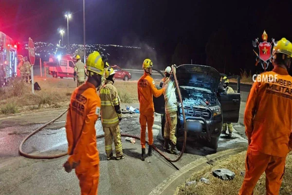 Carro pega fogo na BR-020