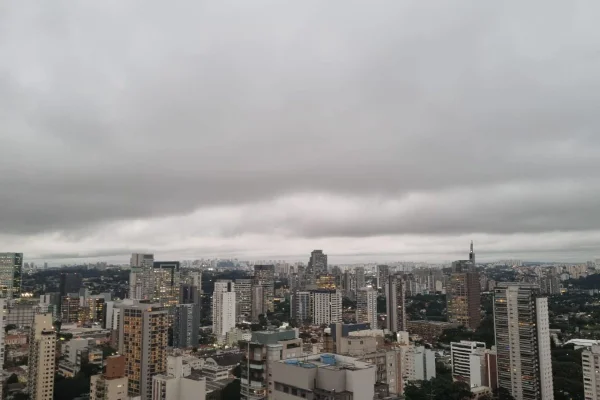 Imagens coloridas mostram cidade de SP com céu nublado e clima frio. Temperaturas devem baixar no domingo - Metrópoles