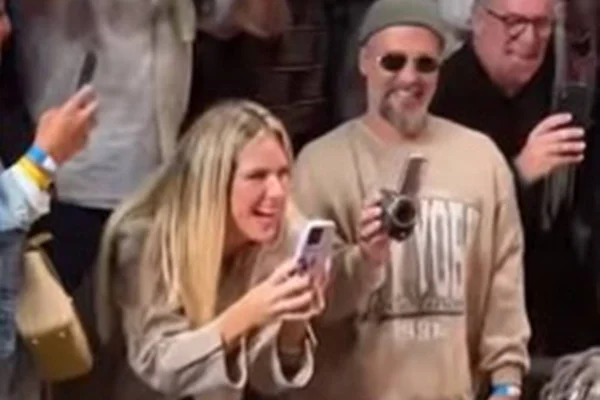Imagem colorida mostra Giovanna Ewbank e Bruno Gagliasso assistindo ao desfile do filho Bless - Metrópoles