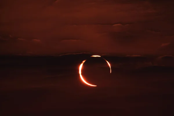 Imagem colorida mostra um eclipse solar anular - Eclipse solar de 6 minutos: será possível ver fenômeno no Brasil? - Metrópoles
