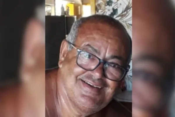 Imagem colorida de homem sorrindo