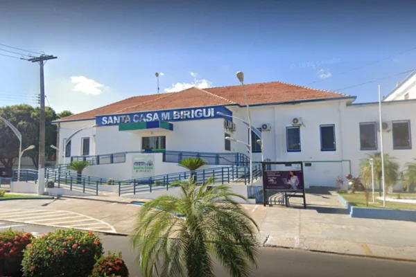 Fachada de hospital, um edifício branco com telhado alaranjado - Metrópoles