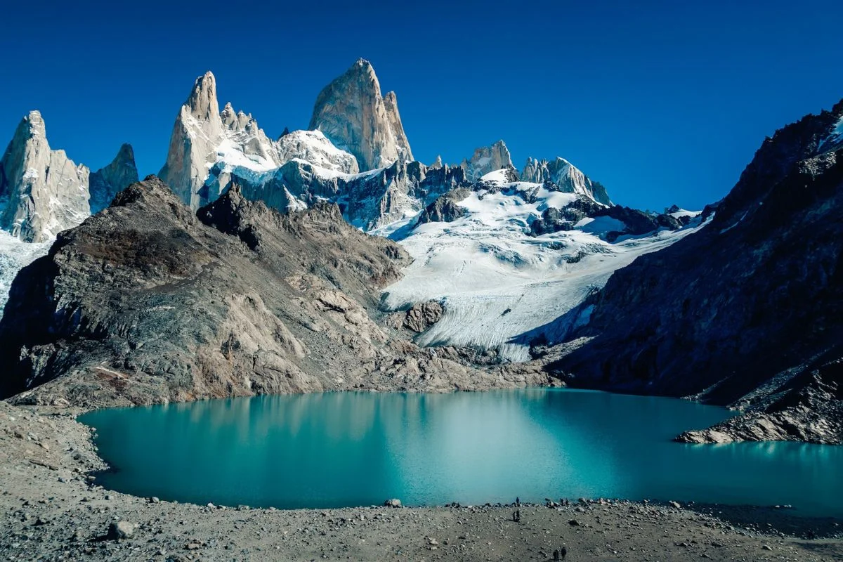 Laguna de los Tres com o Monte Fitz Roy ao fundo, situada no Parque Nacional Los Glaciares, em El Chaltén, na Patagônia Argentina Laguna de los Tres com o Monte Fitz Roy ao fundo, situada no Parque Nacional Los Glaciares, em El Chaltén, na Patagônia Argentina