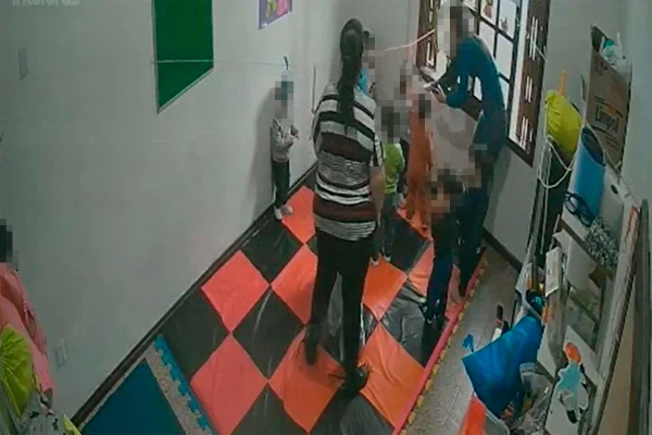 Imagem colorida mostra o momento em que uma professora empurra um aluno de um ano em sala de aula no RS - Metrópoles