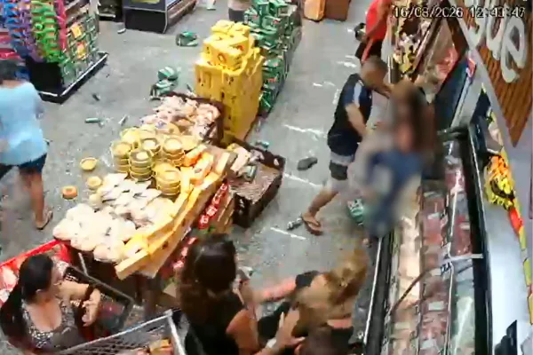 Mulher aguardava na fila do açougue quando foi surpreendida pelo homem, que desferiu golpes de faca nas costas, pescoço e rosto - Metrópoles