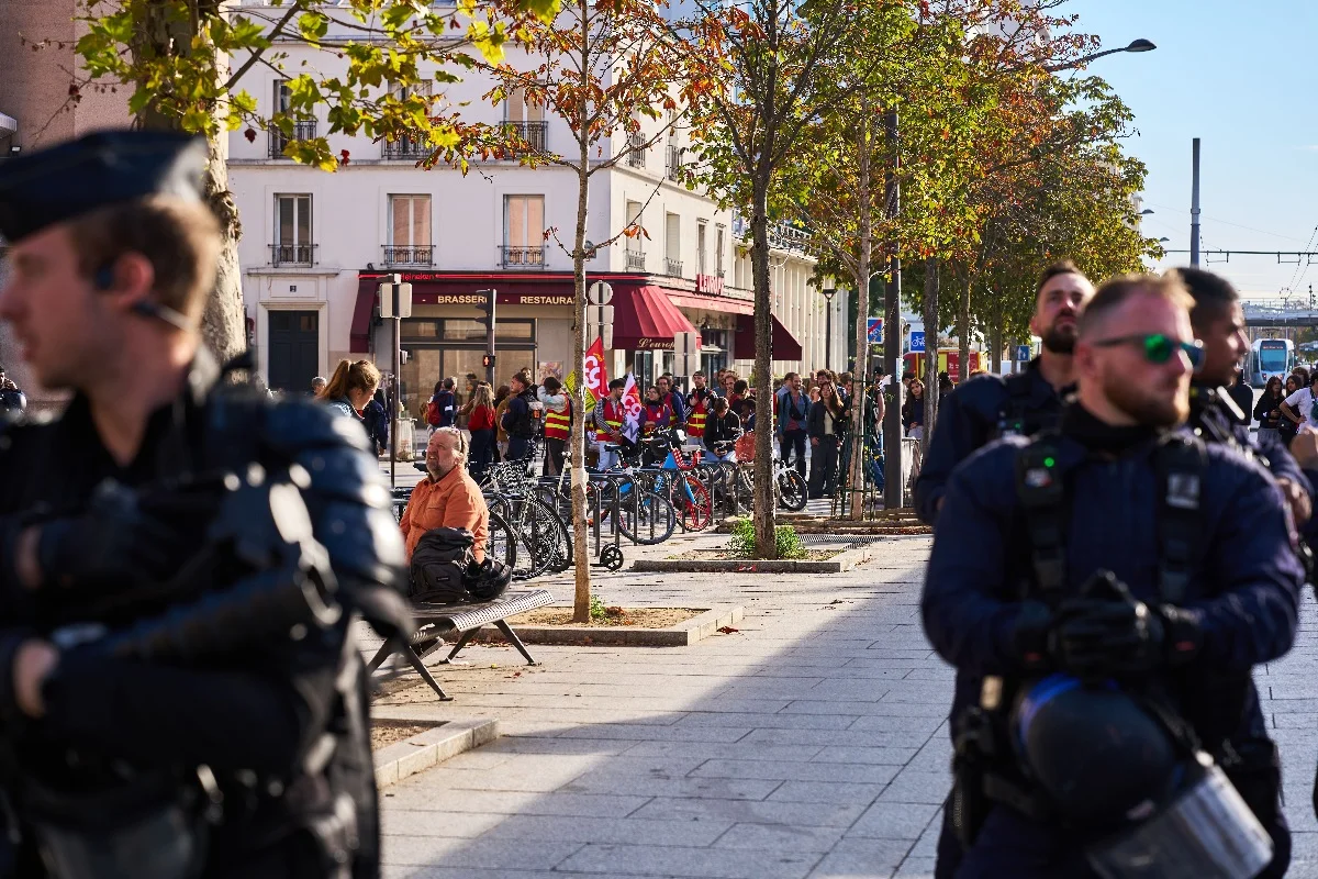 Policiais atuam em protestos massivos na França Policiais atuam em protestos massivos na França