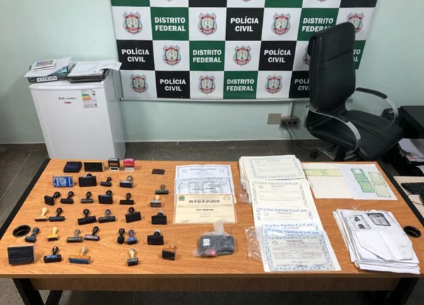 Homem falsificava diplomas e até carimbos de servidores do MEC