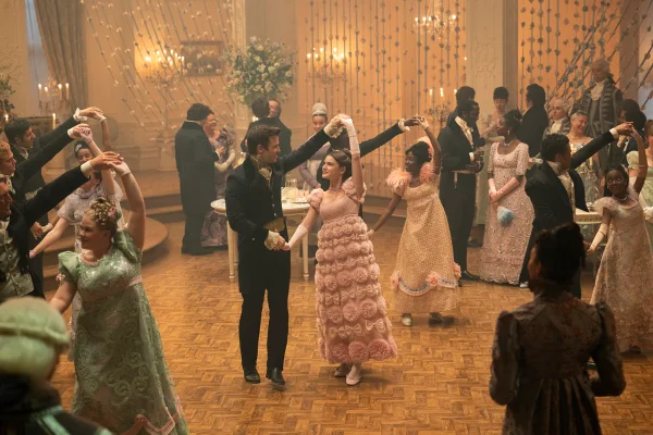 Imagem colorida de Luke Thompson e Florence Hunt na série Bridgerton, da Netflix - Metrópoles