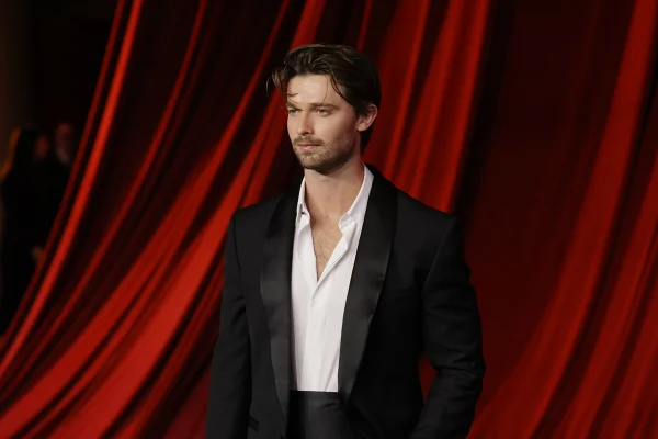 Patrick Schwarzenegger white lotus estilo - metrópoles