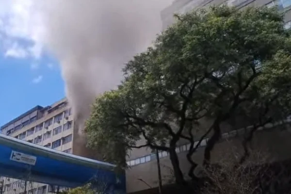 Imagem colorida de incêndio em InCor. Metrópoles