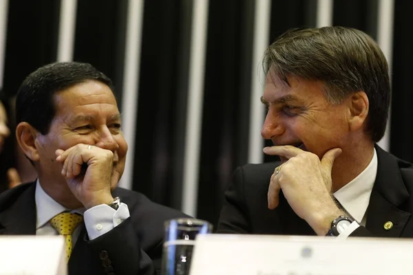 Mourão: “Se protesto era sobre educação, por que tinha Lula livre?”