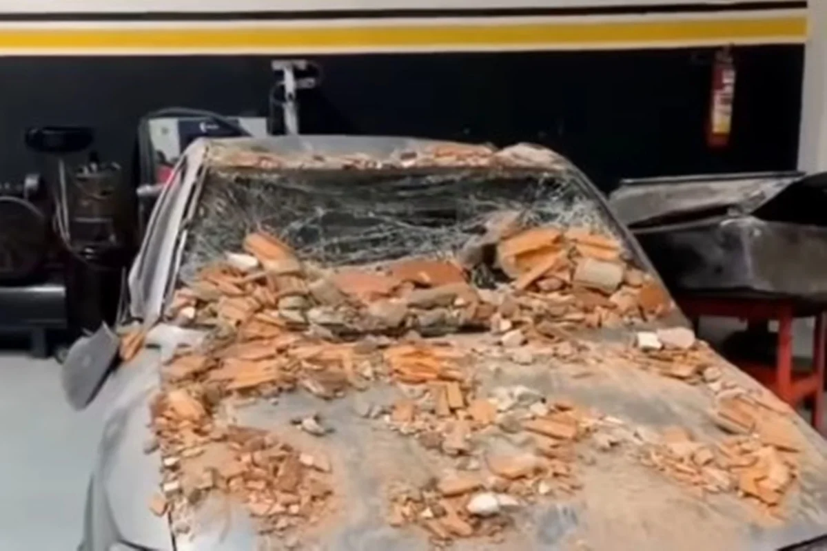 Parede de oficina caiu sobre os carros Parede de oficina caiu sobre os carros