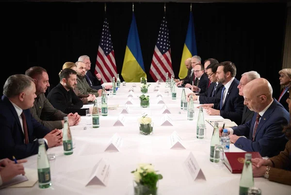 Imagem colorida mostra Zelensky e delegação dos EUA - Metrópoles