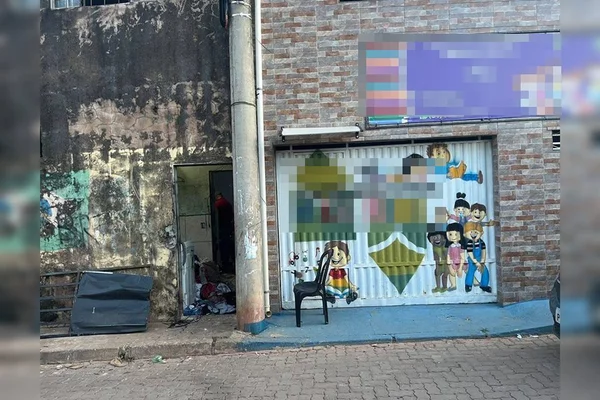 Boca de fumo ao lado de creche