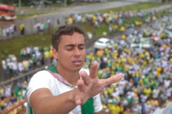 Participantes da "Caminhada pela Liberdade", organizada pelo deputado Nikolas Ferreira (PL-MG), retomam o último trecho do trajeto até a Praça do Cruzeiro.