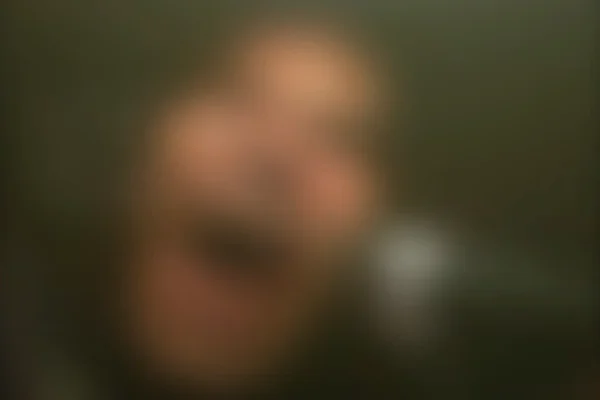 Imagem colorida de de motorista de aplicativo gritando após ser atingido por tiro. Metrópoles