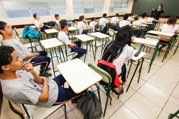 Férias comprometidas. Reposição de aulas na rede pública deve ir até janeiro