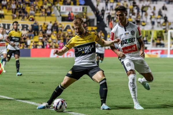 Jogadores do Athletic e Criciúma disputam bola em lande durante connfronto.