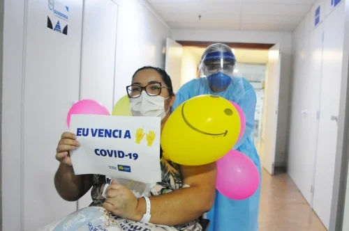 mulher segurando cartaz