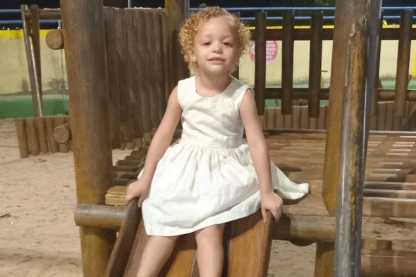 Foto colorida de Hellen, criança de 3 anos que morreu na véspera do aniversário após ser vítima de bala perdida no Recife - Metrópoles