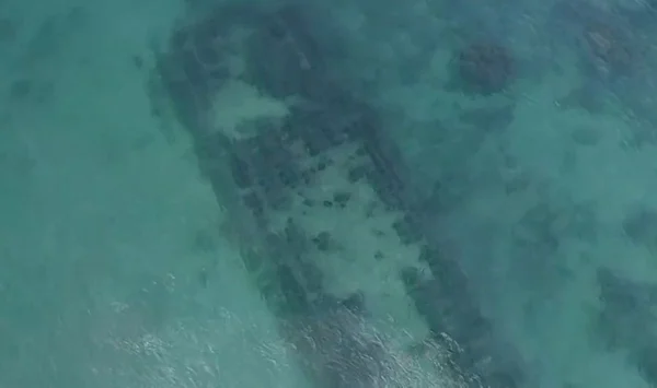 RJ: praia com água cristalina revela casco de navio naufragado em 1913