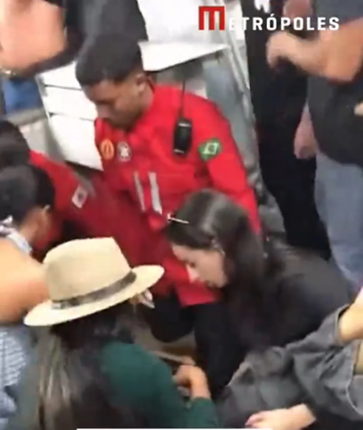Jovem teve mal súbito em show de Ana Castela em Mutum (MG) Jovem teve mal súbito em show de Ana Castela em Mutum (MG)