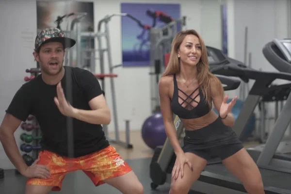 Sabrina Sato ensina a dançar o hit do carnaval “Deu Onda”