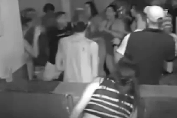 Imagem em preto e branco mostra agressão em boate em São Vicente - Metrópoles