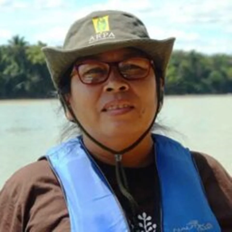 Sinéia Bezerra do Vale é coordenadora do Departamento de Meio Ambiente do Conselho Indígena de Roraima (CIR). Como líder indígena e ativista ambiental, tem representado a população indígena brasileira em eventos nacionais e internacionais por mais de uma década. Ela é especialista reconhecida em mitigação e adaptação causada por mudanças climáticas. Sinéia também desenvolveu planos de gerenciamento ambiental e territorial de terras indígenas Sinéia Bezerra do Vale é coordenadora do Departamento de Meio Ambiente do Conselho Indígena de Roraima (CIR). Como líder indígena e ativista ambiental, tem representado a população indígena brasileira em eventos nacionais e internacionais por mais de uma década. Ela é especialista reconhecida em mitigação e adaptação causada por mudanças climáticas. Sinéia também desenvolveu planos de gerenciamento ambiental e territorial de terras indígenas