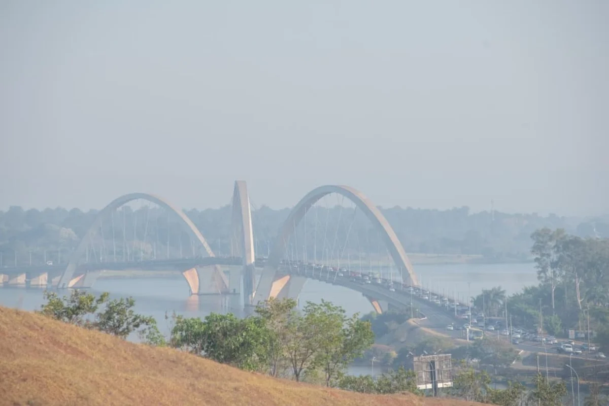 Névoa seca encobre Brasília nesta manhã, reduzindo a visibilidade e alterando a paisagem da capital. O fenômeno é resultado do tempo seco e ventos fortes típicos deste período. Névoa seca encobre Brasília nesta manhã, reduzindo a visibilidade e alterando a paisagem da capital. O fenômeno é resultado do tempo seco e ventos fortes típicos deste período.