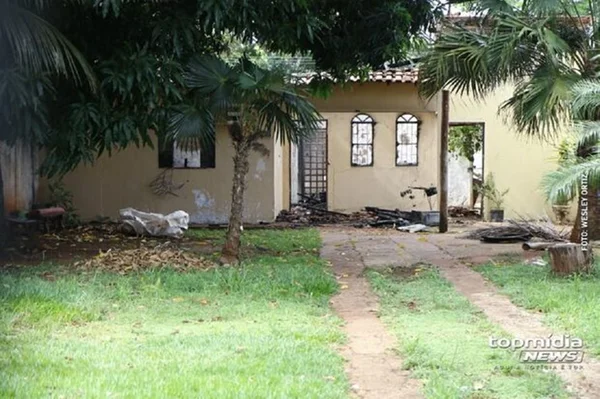 Imagem mostra Casa em que mãe e filha saíram queimadas após incêndio criminoso em MS - Metrópoles