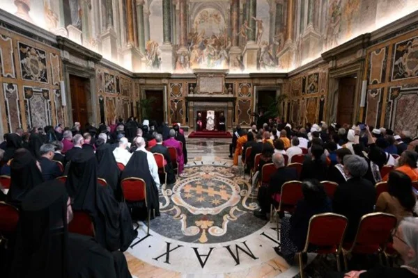 Imagem colorida de papa recebdno outros líderes religiosos - Metrópoles