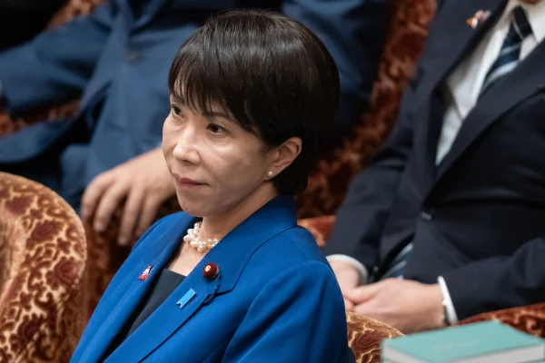 Imagem colorida de mulher japonesa usando terno azul