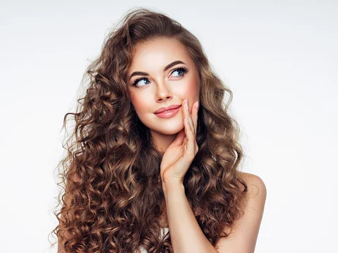 mulher com cabelo cacheado
