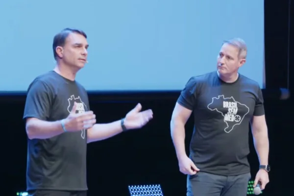 Flávio Bolsonaro pede apoio da Faria Lima contra “fintechs de fachada”