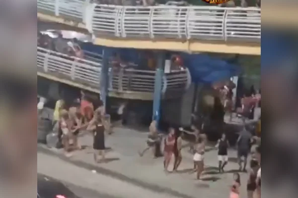 Briga de adolescentes para trânsito e Avenida Brasil vira ringue